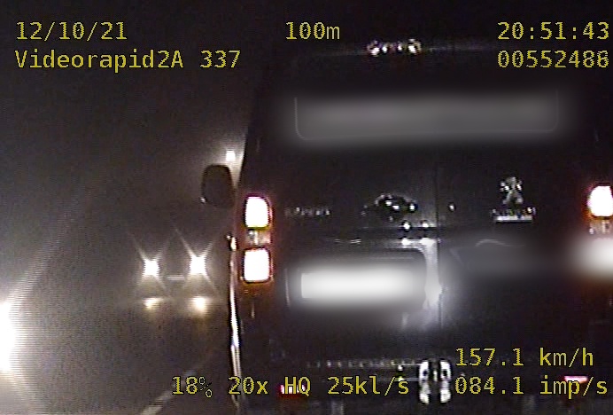 Stop klatka z videorejestratora policji, na którym widać auto jadące z prędkością blisko 160 kilometrów na godzinę.