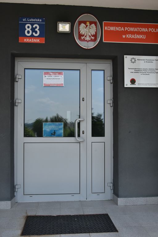 Zdjęcie przedstawia drzwi wejściowe do Komendy