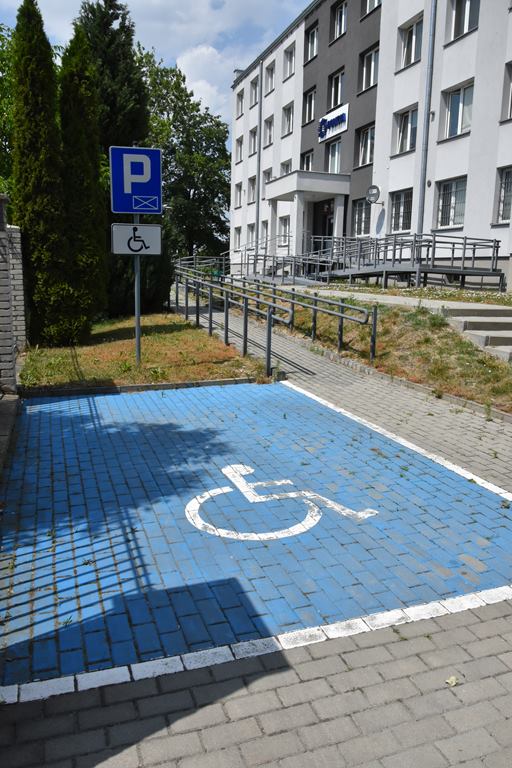 Zdjęcie przedstawia miejsce parkingowe dla osoby z niepełnosprawnością