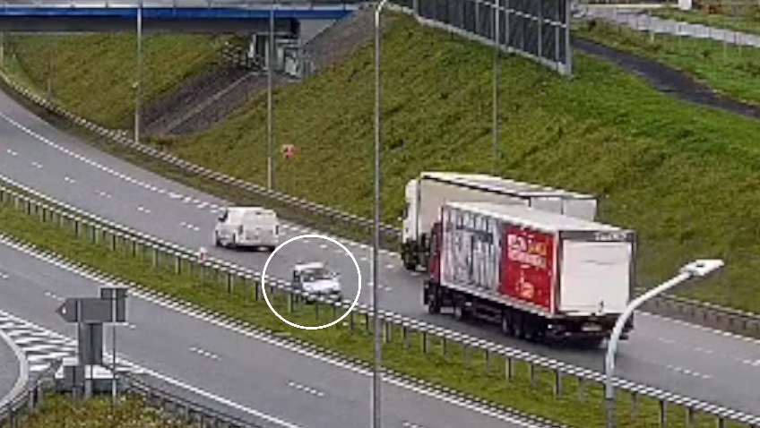 Czterokołowcem zawrócił na ekspresówce i jechał pod prąd!