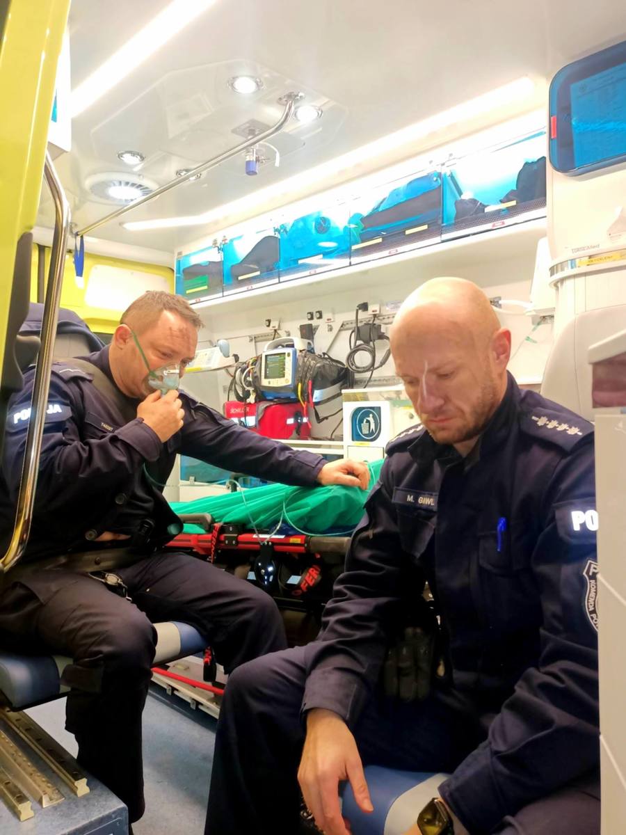 Policjanci w karetce