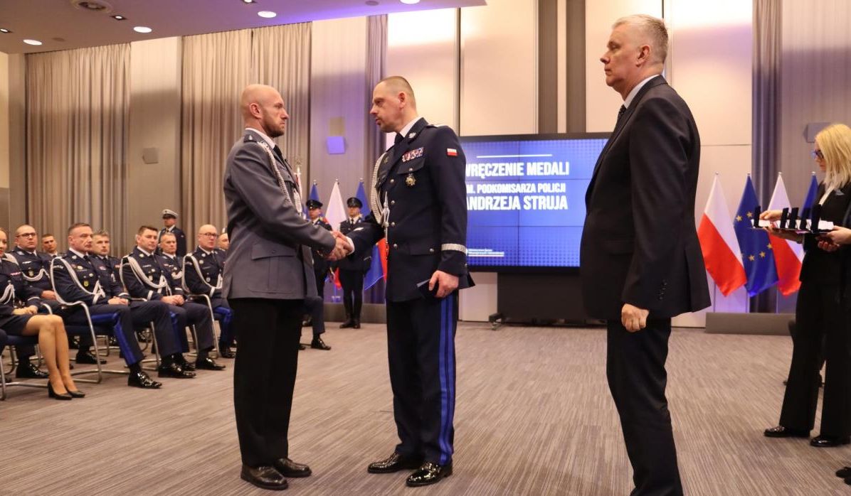 policjant otrzymuje nagrode od Komendanta Głównego Policji