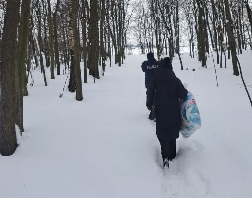 <img src="/dokumenty/zalaczniki/340/mini/340-283378_m.jpg" alt="policjant z pracownicą OPS niosą rzeczy codziennego użytku droga zaśnieżoną przez las">