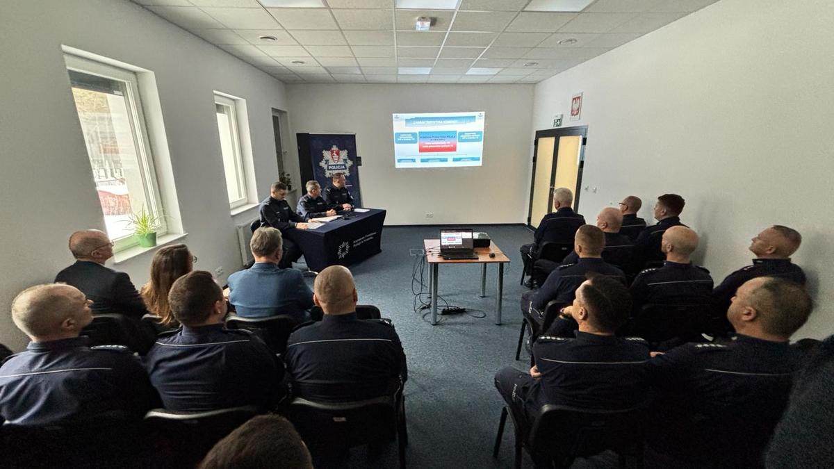 Sala odpraw z funckjonariuszami