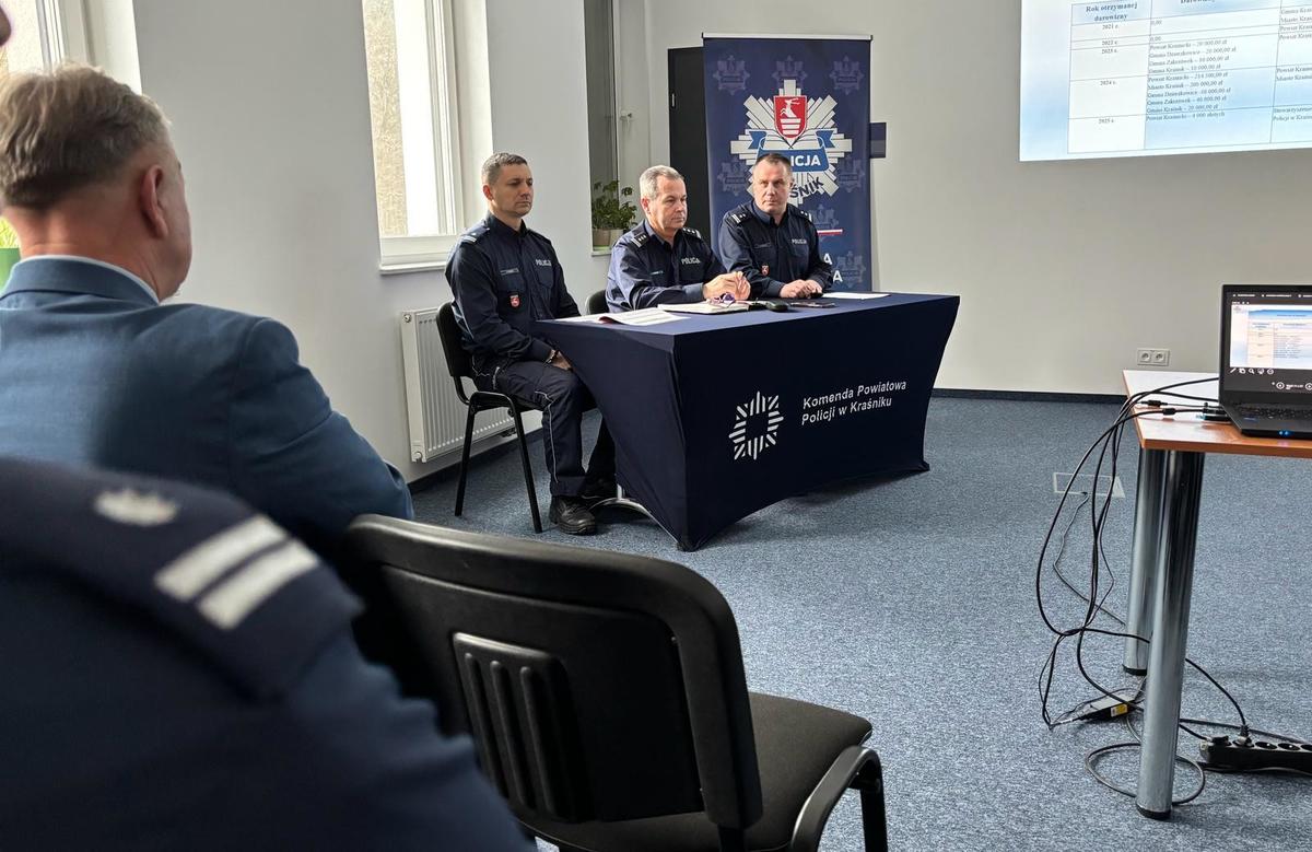 policjanci podczas odprawy