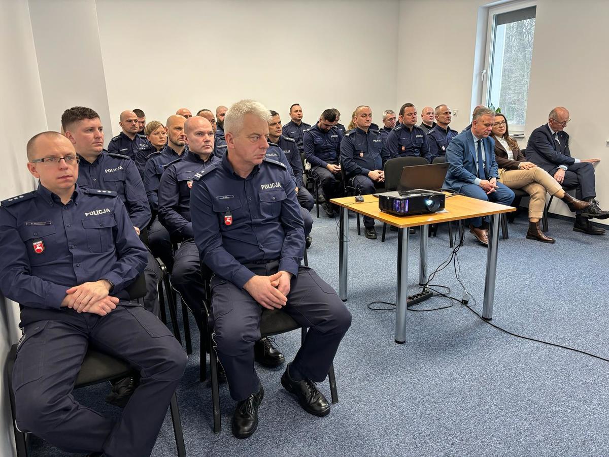 kadra kierownicza i policjanci na sali odpraw