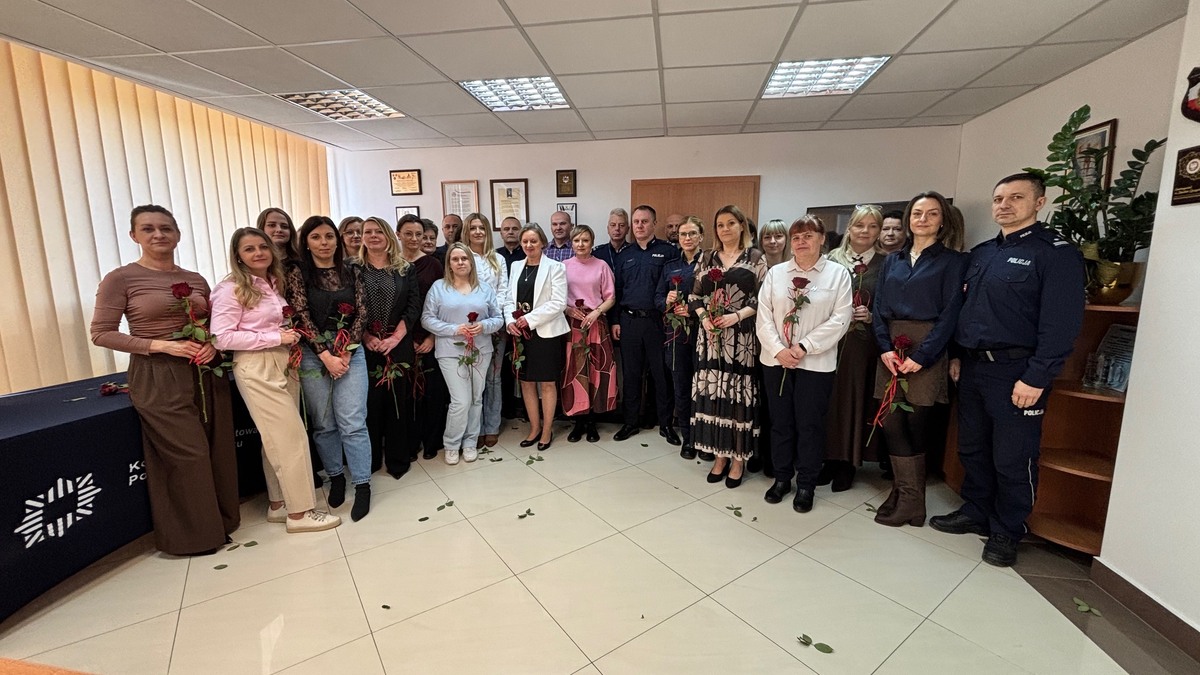 zdjęcie grupowe kobiet z jednostki policji z Kraśnika wspólnie z kadrą kierowniczą