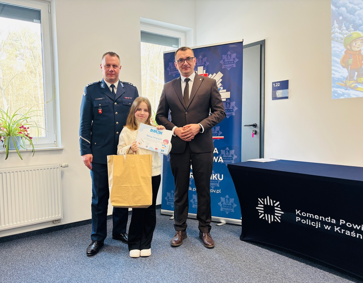 laureatka pierwszego miejsca stoi z dyplomem pośrodku między Komendantem Powiatowym Policji a Zastępcą Starosty Kraśnickiego