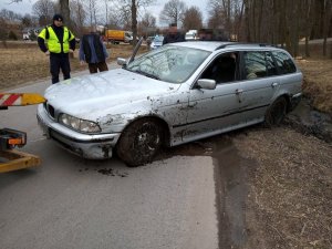 rozbity samochód  BMW policjant wrd wykonujący czynności