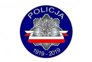 Zdjęcie przedstawia logo policji na białym tle.