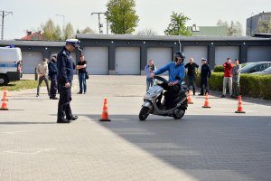 Zdjęcie przedstawia uczestnika turnieju na motorowerze na torze przeszkód