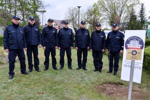 Zdjęcie przedstawia policjantów.