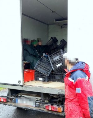 osoby siedzące w skrzyni ładunkowej pojazdu nie przystosowanej do przewozu pasażerów