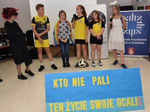 Zdjęcie przedstawia uczestników w strojach sportowych przedstawiających przedstawienie.