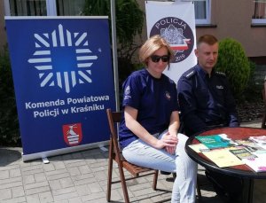 Zdjęcie przedstawia policyjne stanowisko promocyjne