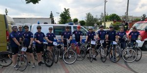 Zdjęcie przedstawia policjantów z rowerami, którzy biorą udział w Bicykliadzie.