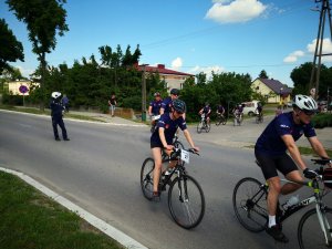 Zdjęcie przedstawia uczestników Bicykliady jadących na rowerach.