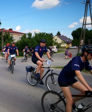 Zdjęcie przedstawia uczestników Bicykliady jadących na rowerach.