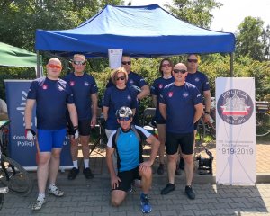 Zdjęcie przedstawia policjantów uczestniczących w Bicykliadzie na tle stanowiska Policji.