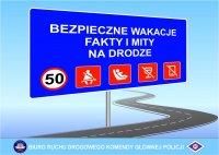 Zdjęcie przedstawia grafikę ze znakiem drogowym przedstawiającym napis &quot;Bezpieczne wakacje, fakty i mity na drodze&quot; na niebieskim tle.