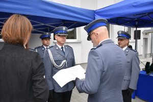 Zdjęcie przedstawia funkcjonariuszy Policji.