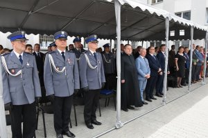 Zdjęcie przedstawia funkcjonariuszy Policji, przedstawicieli miasta oraz księdza.