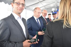 Zdjęcie przedstawia funkcjonariuszy Policji oraz przedstawicieli miasta.