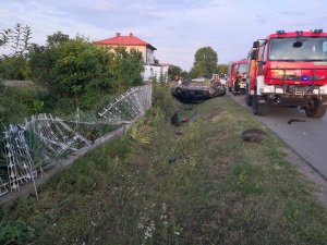 Zdjęcie przedstawia zdarzenie drogowe oraz funkcjonariuszy służb porządkowych.