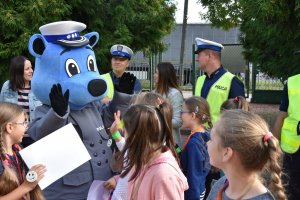 Zdjęcie przedstawia policjantów i dzieci z Inspektorkiem Kraśniczkiem.