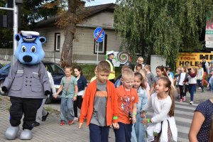 Zdjęcie przedstawia policjantów i dzieci z Inspektorkiem Kraśniczkiem.