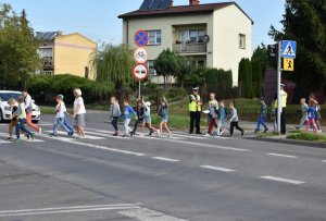 Zdjęcie przedstawia policjantów i dzieci.