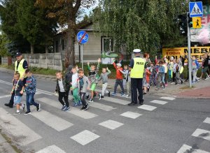 Zdjęcie przedstawia policjantów i dzieci.