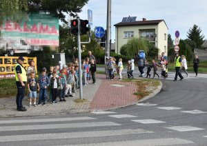 Zdjęcie przedstawia policjantów i dzieci z Inspektorkiem Kraśniczkiem.