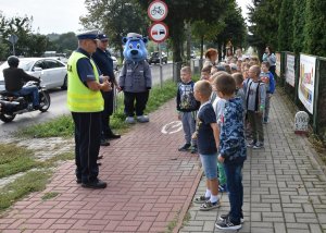 Zdjęcie przedstawia policjantów i dzieci z Inspektorkiem Kraśniczkiem.