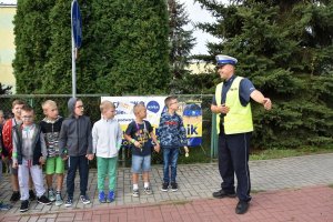 Zdjęcie przedstawia policjantów i dzieci