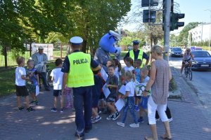 Zdjęcie przedstawia policjantów i dzieci z Inspektorkiem Kraśniczkiem.