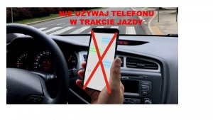 Zdjęcie przedstawia grafikę promującą akcję nie używania telefonów podczas jazdy.