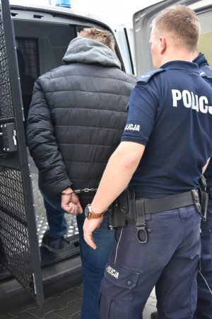 Zdjęcie przedstawia policjantów i zatrzymanego.