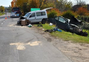 Zdjęcie przedstawia zdarzenie drogowe samochodów osobowych oraz służby porządkowe.