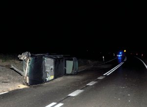 Zdjęcie przedstawia zdarzenie drogowe oraz radiowóz policji.