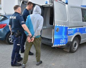 Zdjęcie przedstawia policjantów wraz z zatrzymanym.