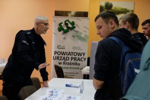 Zdjęcie przedstawia funkcjonariusza Policji oraz uczniów.