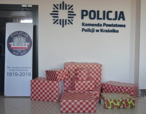 Zdjęcie przedstawia paczki przygotowane przez Policjantów z okazji &quot;Szlachetnej Paczki&quot;.