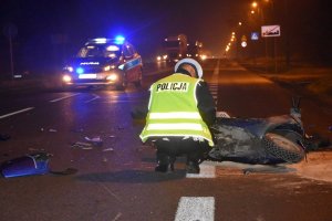 Zdjęcie przedstawia zdarzenie drogowe oraz policjanta.