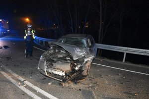 Zdjęcie przedstawia funkcjonariusza Policji na zdarzeniu drogowym.