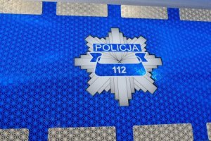 Zdjęcie przedstawia logo policji z numerem 112.