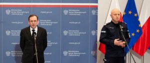 Zdjęcie przedstawia Mariusza Kamińskiego, szefa Ministerstwa Spraw Wewnętrznych i Administracji wraz z komendantem głównym Policji generalnym inspektorem Jarosławem Szymczykiem.