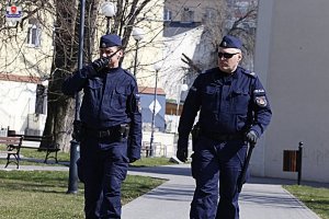 Zdjęcie przedstawia idących funkcjonariuszy Policji.