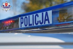 Zdjęcie przedstawia napis Policja na sygnalizacji świetlnej radiowozu.