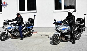 Zdjęcie przedstawia funkcjonariuszy Policji na motocyklach.